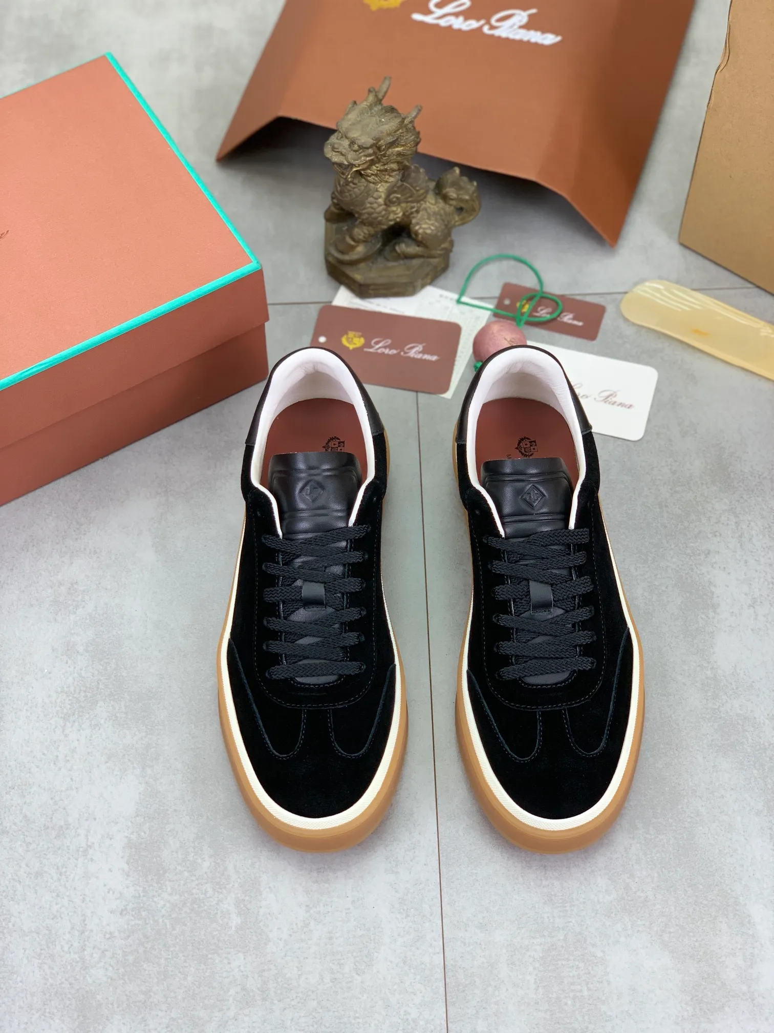 Men's Men's Shoes 💰P540 New 💰High Quality Loro Piana 💯Top Authentic Grade💯Buy the original 1:1 copy💯 Founded the existing Loro Piana company on April 24, 1924. It is now the sixth generation of family business, providing top quality products to customers who are discerning in taste and quality. Imported original fabrics, made of plain calfskin lining. Hand-sewn threads with cowhide feet. Original packaging. Size: 38-45. 7⃣️ colors available.